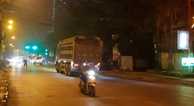 Nhiều xe chở phế thải xây dựng gây rơi vãi, ô nhiễm môi trường trầm trọng