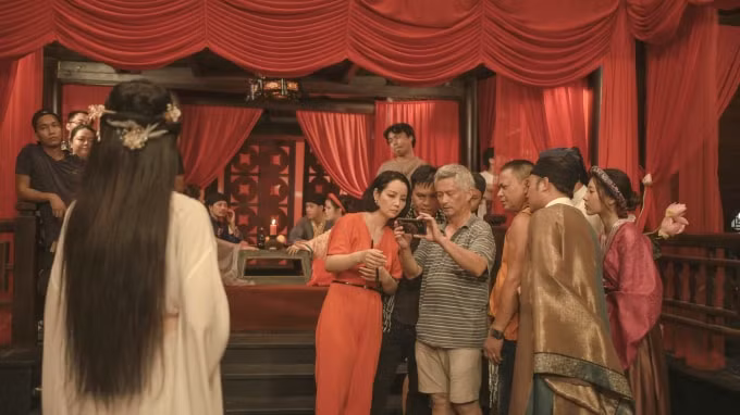 Đạo diễn, nhà sản xuất Mai Thu Huyền trên phim trường.