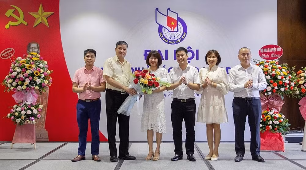 Ban Thư ký Chi hội nhiệm kỳ 2021 – 2024 ra mắt Đại hội. Ảnh: Hữu Mạnh