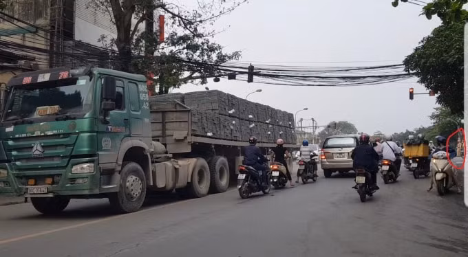 Chiếc xe rơ-mooc chở đầy gạch bê tông “vô tư” lưu thông qua ngã tư Cầu Tó trong sự bất lực của lực lượng CSGT