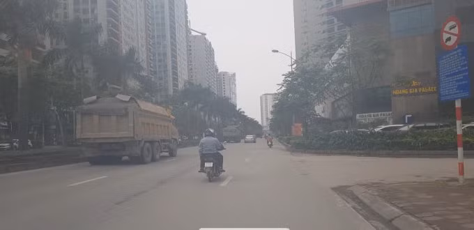 Mặc dù đã có biển cấm xe tải trên 10T hoạt động, hàng loạt xe trọng tải 20-40 tấn vẫn tung hoành trên tuyến đường Phúc La (Hà Đông)