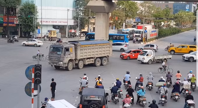 Bất chấp chốt CSGT hiện hữu, hàng loạt xe “hổ vồ” có dấu hiệu chở quá tải vô tư lưu thông qua ngã tư Văn Phú
