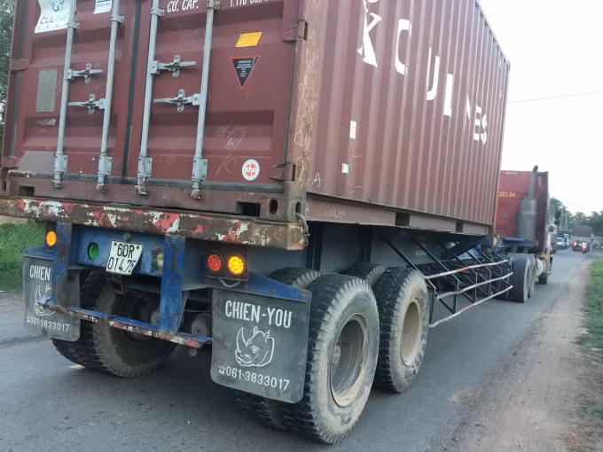Đường hẹp, xe máy phải chạy cập hông 