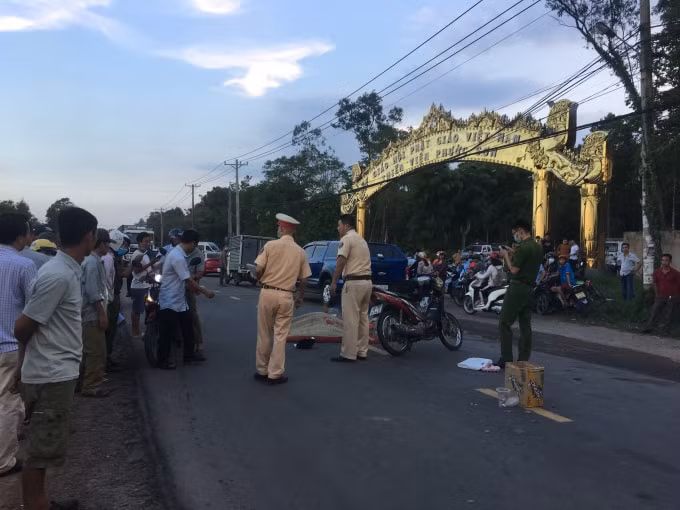 Hiện trường vụ tai nạn giao thông nghiêm trọng giữa xe đầu kéo và xe máy