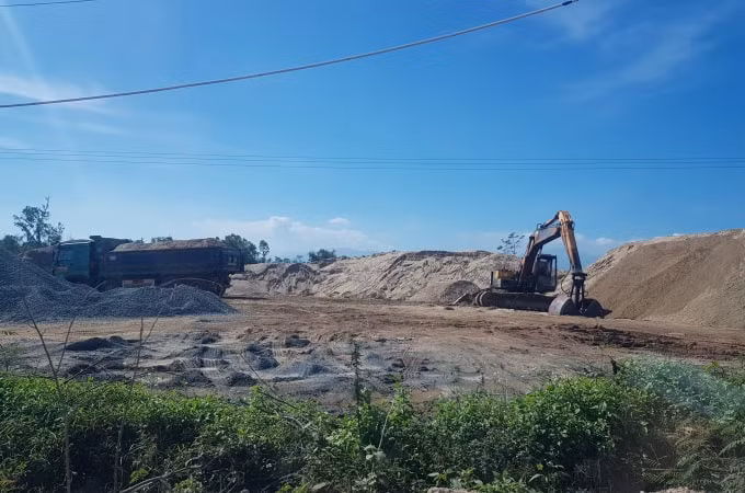 Tỉnh Quảng Nam yêu cầu kiểm tra 14 doanh nghiệp đang khai thác khoáng sản cát sỏi trên địa bàn.