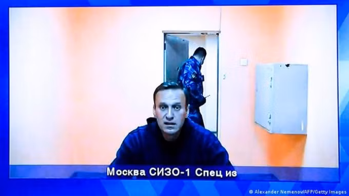 Alexei Navalny xuất hiện trên màn hình được dựng tại hội trường của Tòa án khu vực Moscow. Ảnh: Getty