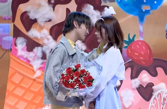 Phạm Đình Thái Ngân hứng chịu chỉ trích của khán giả khi từ chối lời tỏ tình của nữ khách mời Luna sau khi trao cho cô nụ hôn.