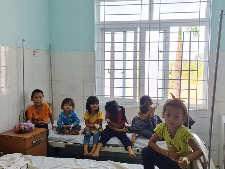 Nhiều cháu bé nhập viện sau khi ăn cỗ đám cưới. Ảnh: tuoitre.vn