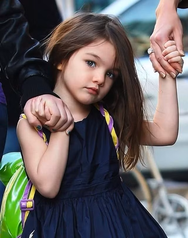 Suri Cruise lúc nhỏ đã xinh xắn, đáng yêu như thiên thần.