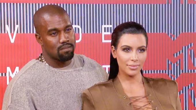 Kanye West và Kim Kardashian vừa hoàn thành thủ tục ly dị sau nhiều tháng sống ly thân.