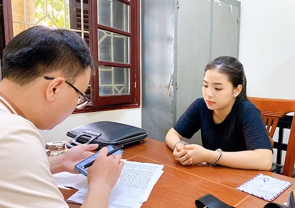 Trần Thị Diệu Huyền tại cơ quan điều tra. Ảnh: Zingnews.vn
