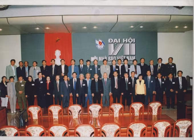 Ðại hội lần thứ VII Hội Nhà báo Việt Nam, họp ngày 24 và 25/3/2000 tại Hội trường Ba Ðình, Hà Nội.