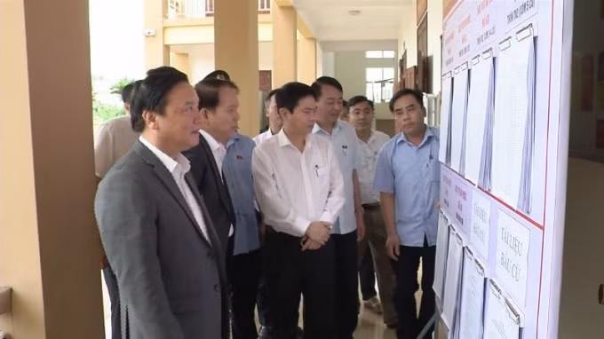 Phó Chủ tịch Quốc hội Nguyễn Khắc Định kiểm tra công tác bầu cử tại Hà Nam.