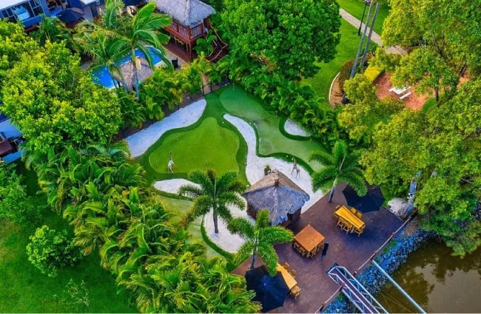Quang cảnh sân gôn 14 lỗ - một phần của khu nghỉ dưỡng Helensvale (Nguồn: Amir Prestigen Photo).