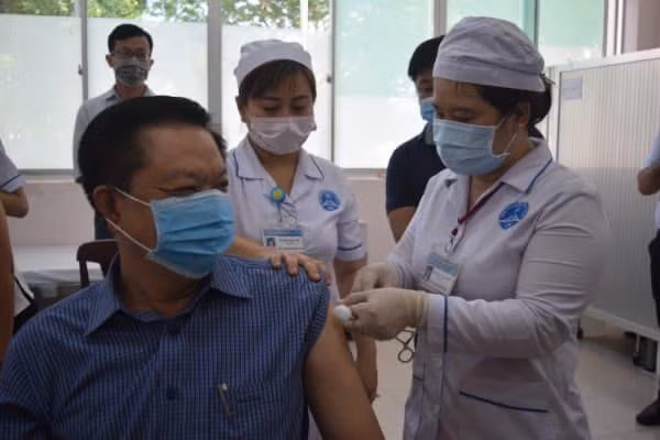 Hiện nay công tác tiêm chủng vắc xin COVID-19 đang được tiến hành tại nhiều địa phương (ảnh TL).