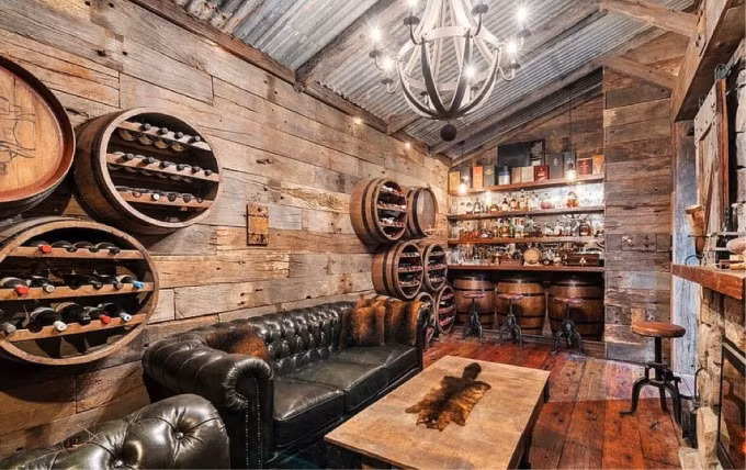 Quầy bar và hầm rượu whisky 'bí mật' là một trong những điểm đặc biệt của khách sạn (Nguồn: Amir Prestigen Photo).