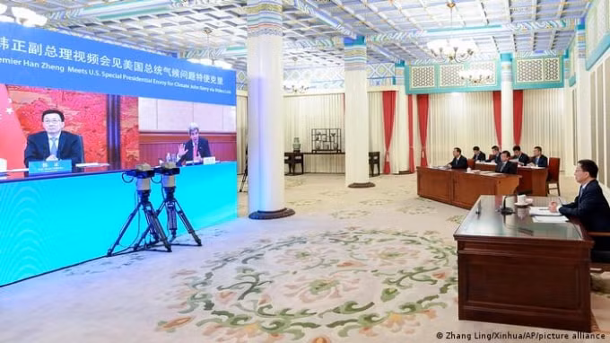 Đặc phái viên của Mỹ về biến đổi khí hậu, John Kerry nói chuyện với quan chức Trung Quốc. Ảnh: DPA
