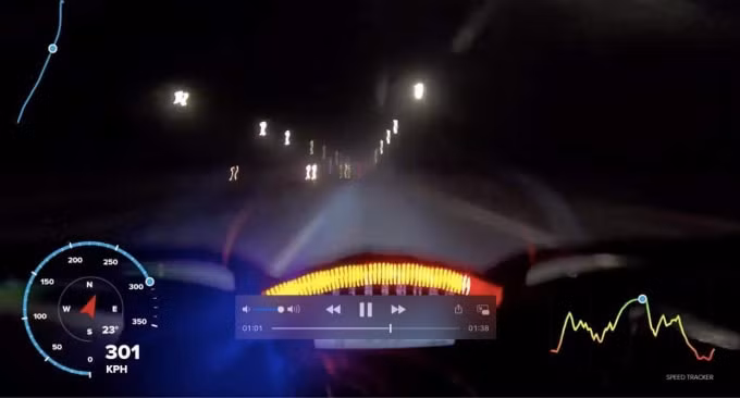 Chiếc xe chạy với tốc độ 301 km/h (ảnh cắt từ clip).