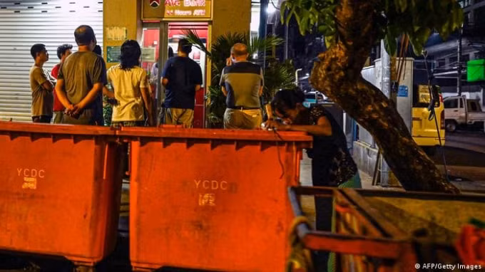 Nhiều người dân Myanmar bắt đầu phải đi lục thùng rác để tìm cái ăn. Ảnh: AFP