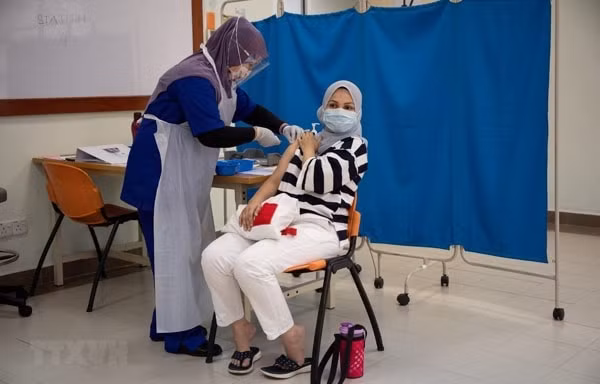 Tiêm vaccine ngừa COVID-19 cho nhân viên y tế tại Sungai Buloh, Malaysia. Ảnh: AFP/TTXVN