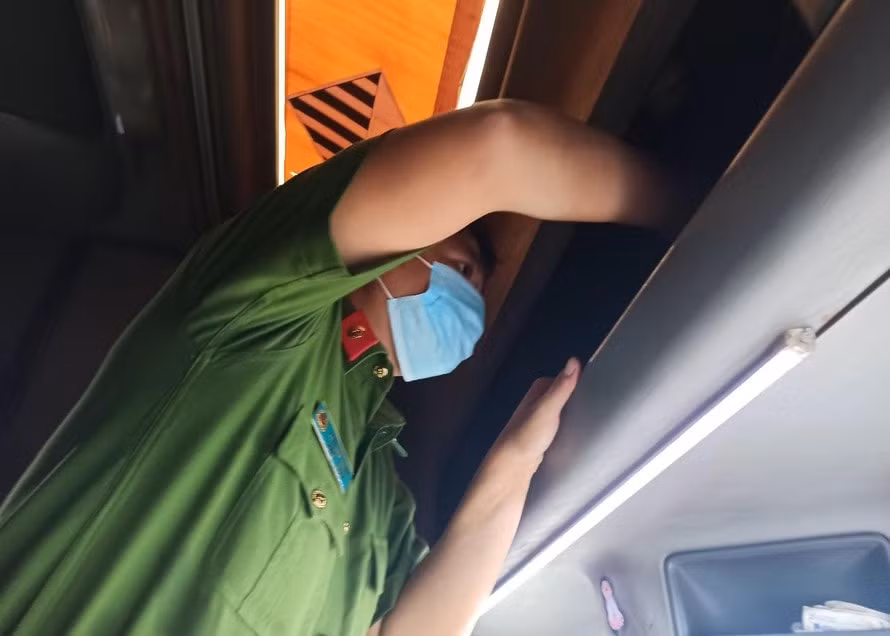 Công an tiến hành kiểm tra phương tiện của tài xế C.M. Ảnh: tienphong.vn