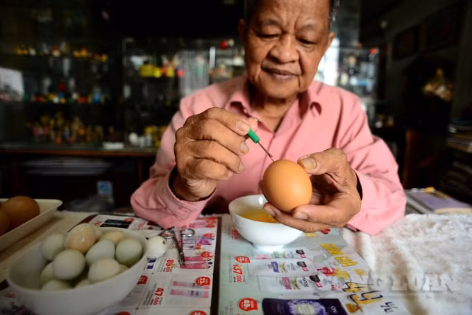 Ông Tâm khéo léo tạo nên hình hài mới cho những quả trứng