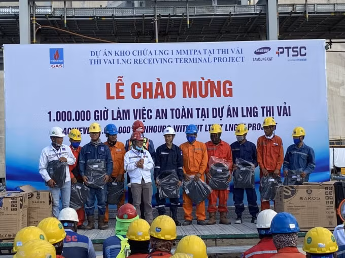 Khen thưởng các điển hình lao động an toàn trong Lễ Chào mừng 1 triệu giờ làm việc an toàn tại Dự án Kho chứa 1 triệu tấn LNG tại Thị Vải.