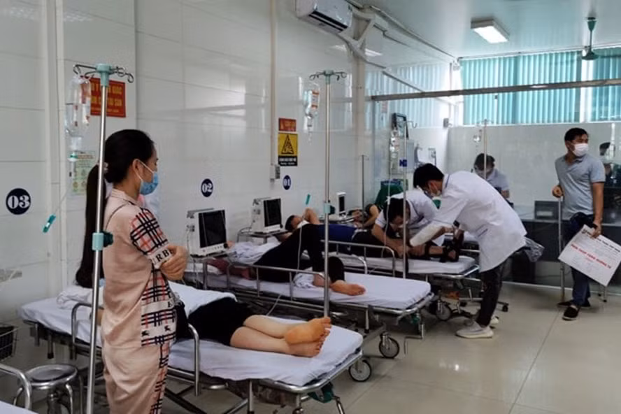 Hình ảnh các bệnh nhân đang được cấp cứu tại Bệnh viện Đa khoa Hữu Nghị 103 vào lúc 10 giờ 30 phút ngày 23/4. Ảnh: laodong.vn