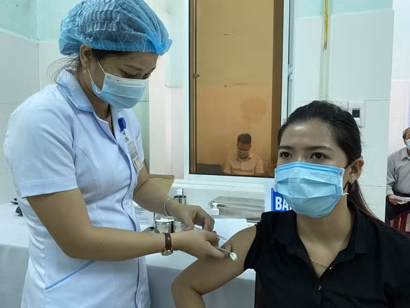 Quảng Nam tiến hành tiêm 8.400 liều vắc xin Covid-19 cho lực lượng tuyến đầu chống dịch. Ảnh: TL