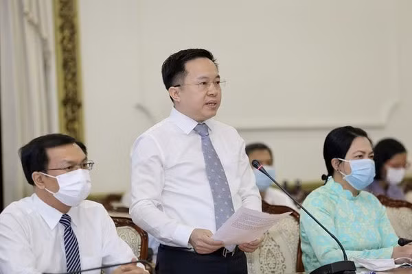 Ông Từ Lương, Phó Giám đốc Sở TT&TT TP.HCM, công bố quyết định. Ảnh: HOÀNG GIANG
