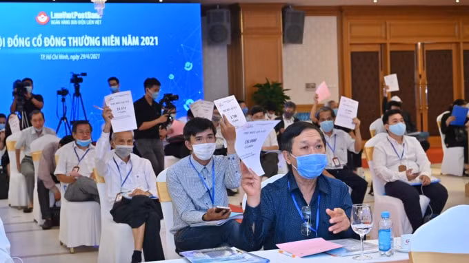 Cổ đông tham gia biểu quyết tại đại hội