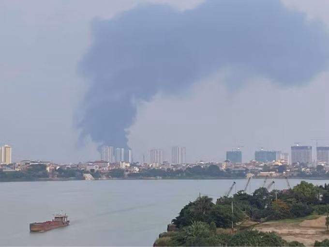 Đám cháy nhìn từ xa.