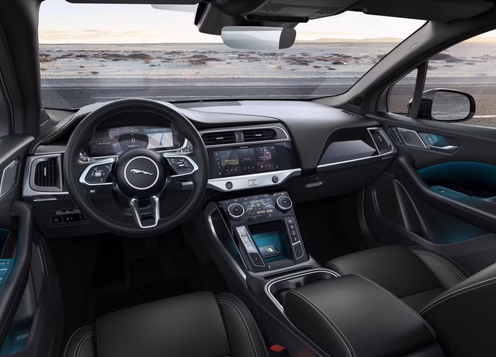 Khoang nội thất của I-Pace Black được trang bị ghế thể thao bọc da Ebony, tựa đầu màu Ebony và các chi tiết trang trí màu đen bóng. Ảnh: Jaguar