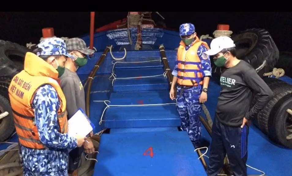 Lực lượng chức năng bắt giữ tàu cá chở dầu không có giấy tờ. Ảnh: kinhtedothi.vn