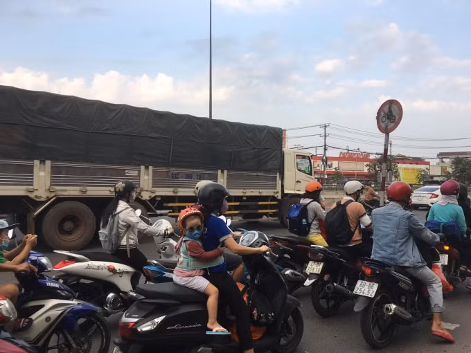 Trời càng về tối, các phương tiện cá nhân càng đông dần