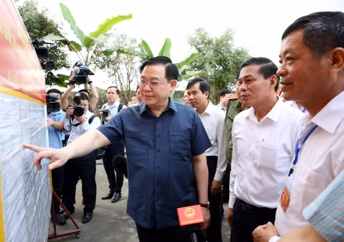 Chủ tịch Quốc hội Vương Đình Huệ kiểm tra công tác bầu cử.