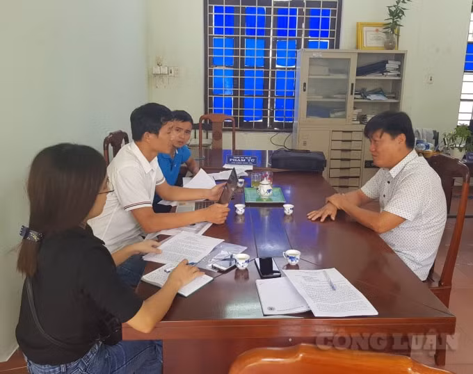 Làm việc với ông Phạm Tứ Phó Chánh thanh tra thị xã Hương Thủy (phải).