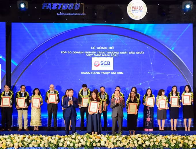 Đại diện SCB nhận giải TOP 50 DN tăng trưởng xuất sắc nhất VN 2021.