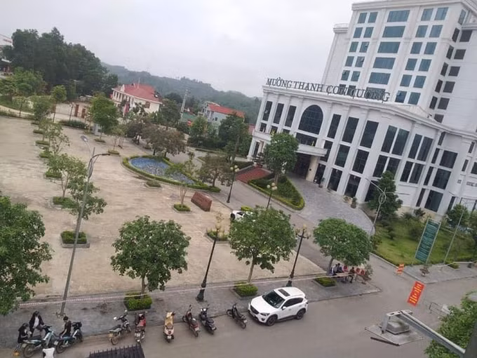 Khu cách ly tập trung tại khách sạn Mường Thanh Con Cuông đang cách ly cho gần 300 công dân trở về từ nước ngoài.