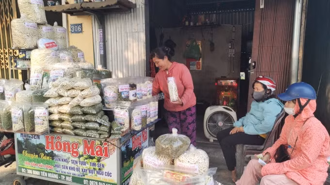 Thừa Thiên Huế là một trong những địa phương nổi tiếng với việc trồng cây sen và các sản phẩm được làm từ hạt sen.
