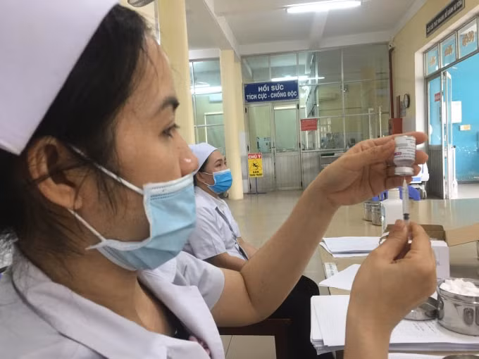 Nữ nhân viên y tế tiêm Vaccine tại Bệnh viện Phổi Đồng Nai.