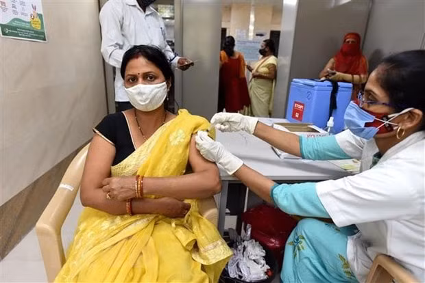 Tiêm vaccine ngừa COVID-19 cho người dân tại bang Uttar Pradesh, Ấn Độ, ngày 10/4/2021. Ảnh: THX