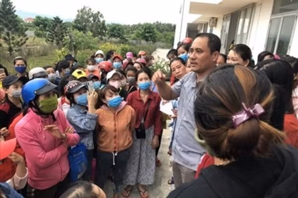 Ông Lê Bá Thuận trong một buổi đối thoại, giải quyết đình công tại công ty may ở thị xã Ninh Hòa