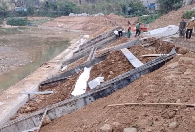 Nhân công lao động tại công trường không hề được trang bị bảo hộ lao động, tiềm ẩn nhiều rủi ro cho người lao động