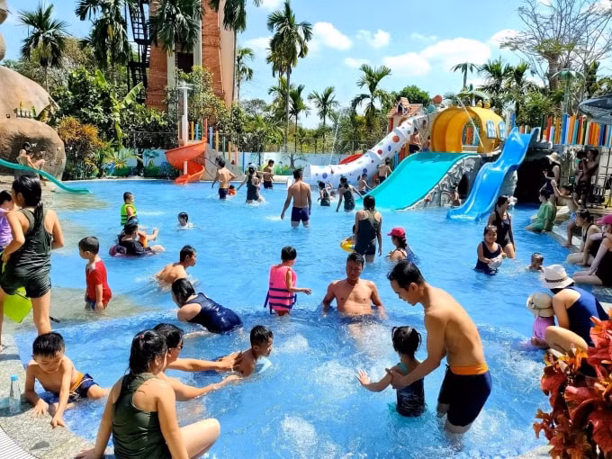 Người dân TP. Biên Hòa đi chơi lễ sáng 21/4 tại một khu du lịch trên địa bàn