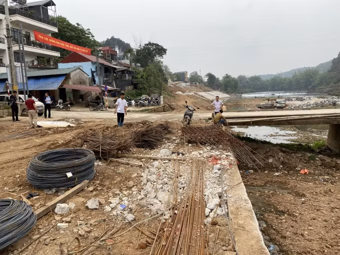 Đại diện chủ đầu tư, nhà thầu và phóng viên chứng kiến hiện trường ngổn ngang nguyên liệu đầu vào nằm lẫn với bùn đất