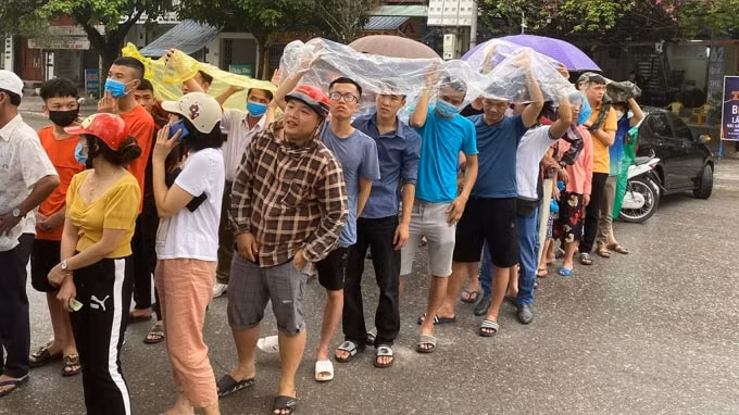 Khán giả Thanh Hóa đội mưa mua vé xem trận đội nhà gặp HAGL. Ảnh: MH