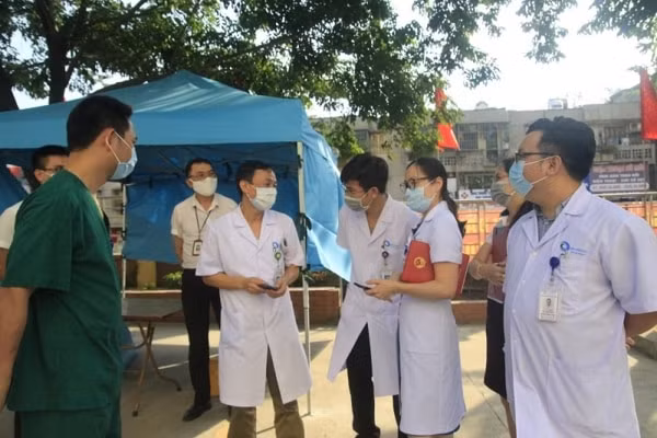 Thường trực Ban Bí thư yêu cầu các cấp ủy thường xuyên tổ chức kiểm tra, giám sát việc thực hiện các biện pháp phòng, chống dịch bệnh, đặc biệt tại các cơ sở y tế, các khu cách ly, trường học…