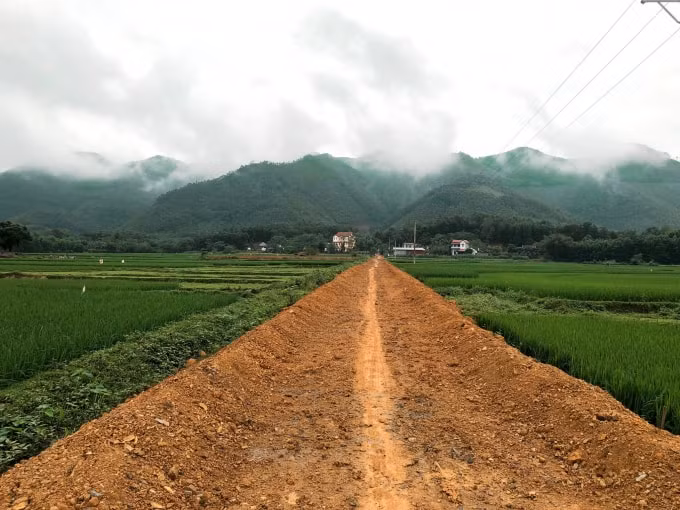 Xây nhà lớn ở quê nhưng không có người ở.