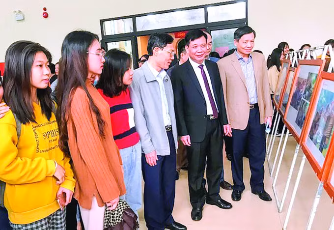 Giám đốc Sở Thông tin và Truyền thông Thanh Hóa dự triển lãm ảnh và tư liệu trong cộng đồng ASEAN tại Trường Đại học Hồng Đức.